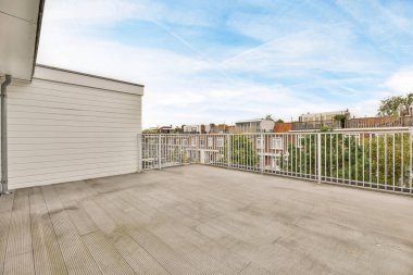 Sokak manzaralı, geniş bir balkonun dışı.