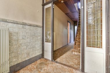 Koridordaki giriş kapısının önünde şık bir merdiven.