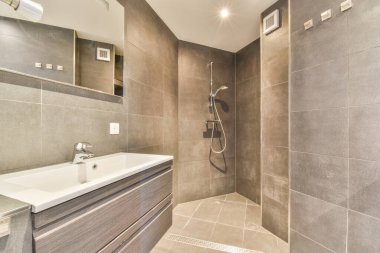 Mermer duvarlı bir banyonun lüks iç tasarımı.