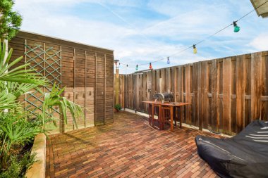 Bahçesi olan büyük bir ev.