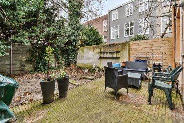 Bahçesi olan büyük bir ev.