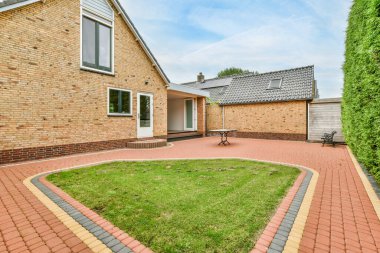 Evin iç avlusunun dışı.