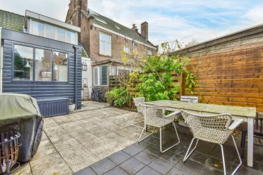 Bahçesi olan büyük bir ev.