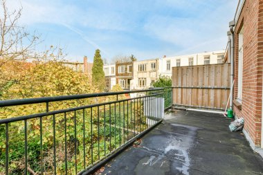 Bir evin balkonundan arka bahçe manzarası