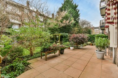 Bahçesi olan büyük bir ev.