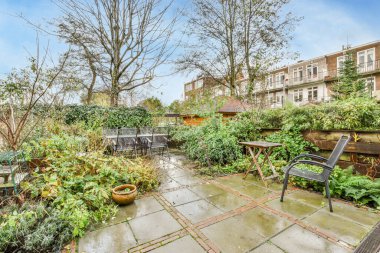 Bahçesi olan büyük bir ev.