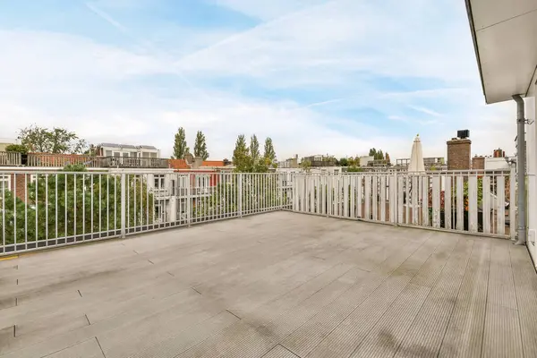 Sokak manzaralı, geniş bir balkonun dışı.