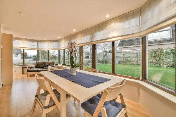 Modern şehir apartmanında yemek odası.