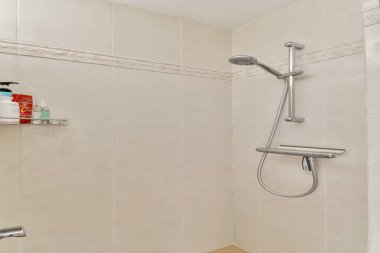 Gösterişli döşeme ve minimalist eşyalar ile çağdaş duş, banyo alanı için taze ve düzenli bir estetik vurgulanıyor.