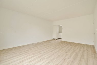 Açık ahşap döşeme ve minimalist tasarım içeren parlak ve ferah bir oda, çeşitli iç düzenlemeler ve dekorasyon tarzları için mükemmel..