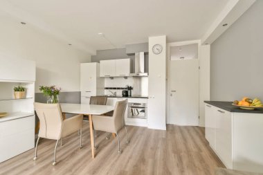 Modern mutfak, şık mobilyalar, gösterişli dolaplar, ve parlak, açık bir düzen, yemek ve yemek için mükemmel. İşlevsellik ve estetiği harmanlayan bir alan.