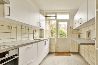 Parlak ve havadar bir mutfak, gösterişli bir dolap, geniş bir düzen, ve modern yaşam için ideal doğal ışık sağlayan büyük pencereler..