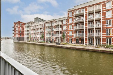 Huzurlu bir su yolu boyunca lüks apartmanlar, sakinler için çağdaş mimari ve sakin açık hava alanlarının bir karışımını sergiliyor..