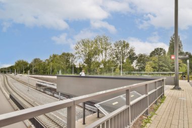 Çağdaş bir tren istasyonu, bereketli ağaçlarla çevrili, doğa ve kentsel tasarımın bir karışımını yaratıyor..