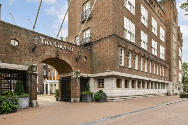 Tarihi bir otele davetkar bir giriş. Klasik mimari ve büyüleyici detaylar sergileniyor. Etrafı iyi korunmuş peyzaj ve patikalarla çevrili..