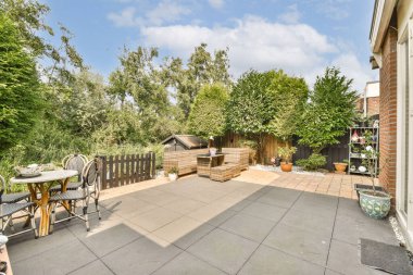 Bu açık hava alanı yeşil ağaçlar ve çalılarla çevrili şık bir veranda içerir, rahatlama ve toplanma için mükemmeldir..