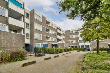 Doğayla çevrili çağdaş daireler. Bitkiler ve ağaçlarla kaplı bir patika. Huzurlu bir yaşam ortamı sunuyorlar..