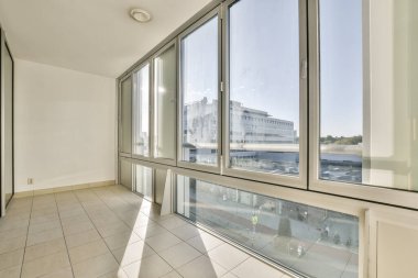 Geniş cam pencereli, parlak ve havadar bir iç mekan. Doğal ışık sağlıyor. Döşeme döşemesi minimalist bir tasarım sergiliyor..