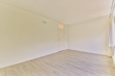 Geniş ve parlak bir iç tasarım açık renkli duvarları ve ahşap döşemeleri olan, modern yaşam estetiği için mükemmel minimalist bir tasarım..