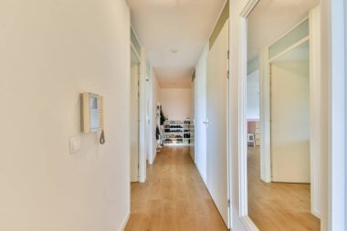 Parlak ve minimalist iç koridorda temiz çizgiler, ahşap döşemeler ve iyi ışıklandırılmış mekanlar var, davetkar bir atmosfer yaratıyorlar..