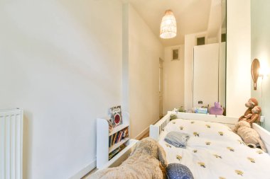 Ilık ve davetkar bir yatak odası yumuşak ışıklandırma, rahat bir yatak odası ve dinlenmek için sakin bir atmosfer yaratan rahat dekorasyon unsurları..