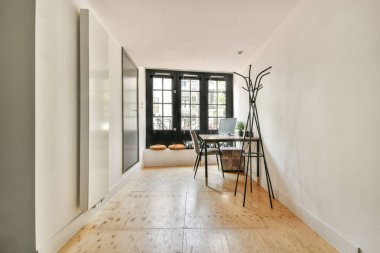 Doğal ışık, ahşap döşeme ve çağdaş yaşam alanları için ideal minimalist mobilyalara sahip iyi tasarlanmış modern bir iç mekan..