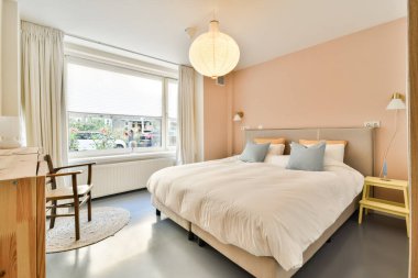 Yumuşak renk paletleri, doğal ışık ve minimalist dekor içeren sakin ve davetkar modern bir yatak odası, rahatlama ve sükunet için mükemmel..