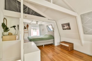 Rahatlatıcı bir atmosfer için minimalist dekor, ahşap döşeme ve rahatlatıcı renk paletleri içeren ferah ve şık bir yatak odası..