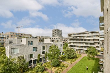 Modern mimarinin, yeşil alanların ve canlı bir muhitin ortasındaki çeşitli apartmanların bulunduğu çağdaş bir yerleşim yeri..