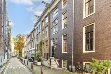 Amsterdam 'ın pitoresk caddelerini keşfedin, ilginç binalar ve yemyeşil alanlar. Tarihsel mimari ve şehir cazibesinin mükemmel bir karışımı..