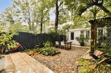 Yeşillik, oturma alanı ve bisiklet içeren sakin bir bahçe alanı, rahatlama ve açık hava toplantıları için mükemmel..