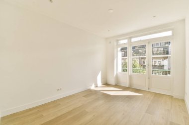 Temiz ve parlak modern bir iç mekan ahşap döşeme ve geniş pencereler doğal ışığın boşluğu doldurmasına olanak sağlıyor. Çağdaş yaşam için ideal.