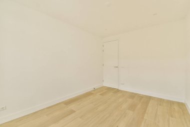 Açık ahşap zemin ve beyaz duvarları olan boş, minimalist bir oda, iç tasarım fikirleri veya yenileme kavramlarını sergilemek için ideal..