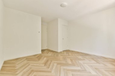 Şık bir ringa kemiği ahşap zemin ve iç dekorasyon fikirleri için ideal minimalist tasarım elementlerine sahip boş bir modern oda..