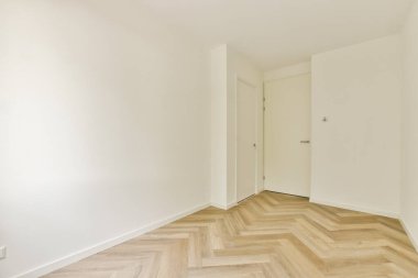 Açık renkli duvarları olan parlak ve havadar bir iç mekan ve modern yaşam için mükemmel desenli ringa kemiği..