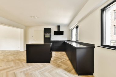 Gösterişli ve çağdaş mutfak. Minimalist tasarım elementleri ve fonksiyonel düzen, şık dolap ve geniş doğal ışık içeriyor..