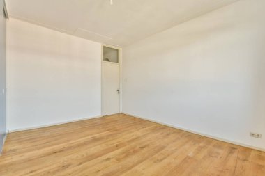 Temiz beyaz duvarları ve ahşap döşemeleri olan geniş ve minimalist bir oda, çeşitli iç tasarım kavramları için idealdir. Çağdaş yaşam alanları için mükemmel.