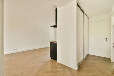 Parlak ve havadar modern iç tasarım ahşap bir zemin ve basit estetik, minimalizm ve tasarımda işlevselliği vurguluyor..