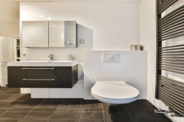Zarif ve çağdaş bir banyo. Minimalist eşyalar, şık bir leğen ve temiz bir estetik. Modern ev ilhamları için mükemmel..