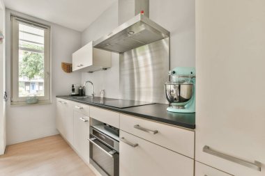 Gösterişli ve çağdaş bir mutfak. Minimalist dolaplar, paslanmaz çelik eşyalar ve davetkar bir düzen. Aşçılık meraklıları ve şık yaşam için mükemmel..