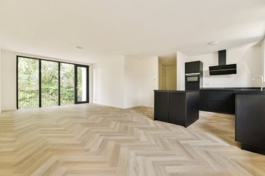 Zarif dolap tasarımı, doğal ışık ve uzayda çağdaş bir his barındıran gösterişli ve ferah bir mutfak..