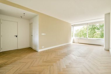 Parlak modern iç tasarım temiz bir tasarım, ahşap döşeme, ve geniş pencereler geniş doğal ışık getiriyor, davetkar bir atmosfer yaratıyor..