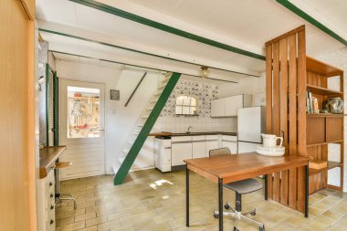 Modern bir tasarımı, ahşap mobilyaları ve bol doğal ışığı olan parlak ve havadar bir mutfak, aile toplantıları veya akşam yemeği için ideal..