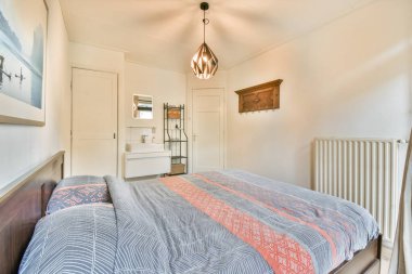 Huzurlu ve davetkar modern bir yatak odası şık bir yatak odası, zarif bir dekor ve rahatlatıcı bir atmosfer yaratmak için hafif bir ışıklandırma..