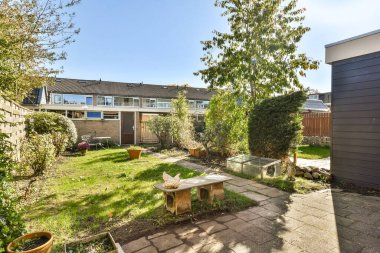 Sakin, canlı bitkiler sergilenen bir bahçe, iyi korunmuş yollar, ve rahat bir oturma alanı, rahatlama ve açık hava keyfi için mükemmel..