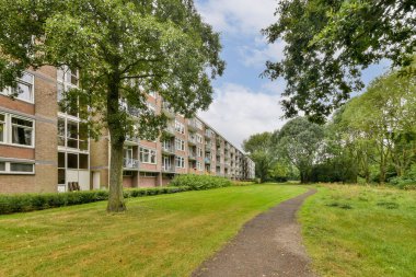 Bereketli ağaçlar ve mavi gökyüzüyle çevrili yerleşim yerlerinin yanındaki yeşil çimlerin arasından sakin bir patika kıvrılır. Doğa ve mimarinin mükemmel bir karışımı..