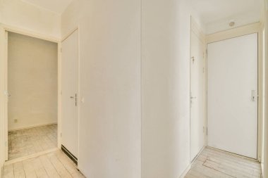 Çıplak duvar ve kapıların yer aldığı parlak ve havadar koridorda modern bir minimalist estetik ve iç mimari ilham kaynağı sergileniyor..