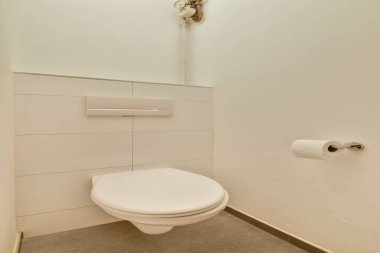 Pürüzsüz ve modern tuvalet düzeneği, minimalist banyo tasarımında, temiz hatlar ve nötr tonlarda, çağdaş alanlar için ideal..