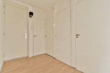 Beyaz duvarlar, ahşap döşemeler, modern ve ferah bir his sunan parlak ve minimalist bir koridor. Minimalist tasarımı sergilemek için ideal.
