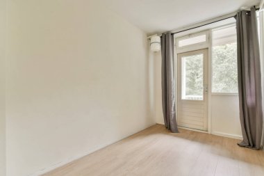 Basit bir tasarımı ve doğal ışığı davet eden geniş pencereleri olan parlak ve havadar bir iç mekan. Rahatlamak için mükemmel bir ortam yaratıyor..